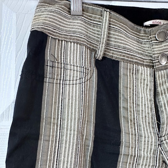 Alice + Olivia Cropped Striped Pants. Size 0 - Picture 7 of 12